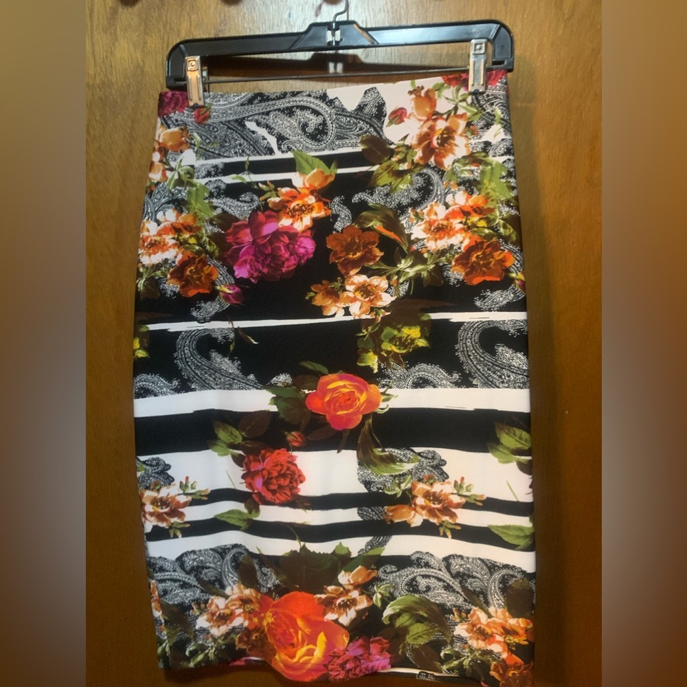 Beautiful skirt , Joseph Ribkoff, new without tags, you have to see it tobelieve